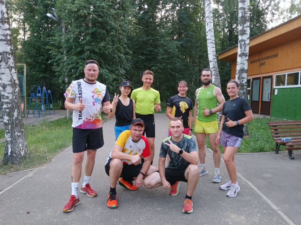 Как пить воду на пробежке в жару: безопасные ориентиры
